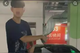 15岁小伙脚踩别人兰博基尼豪车炫耀，引擎盖被踩踏。车主报警后，小伙和家长不理会图片