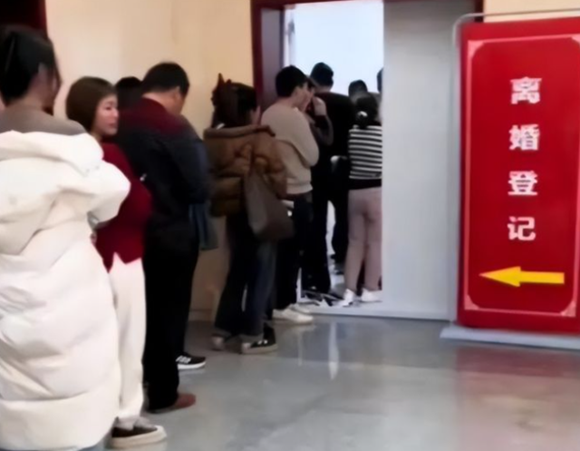 民政局离婚人数暴涨 , 暴露出一个事实：现在年轻人不结婚 , 都怪父母