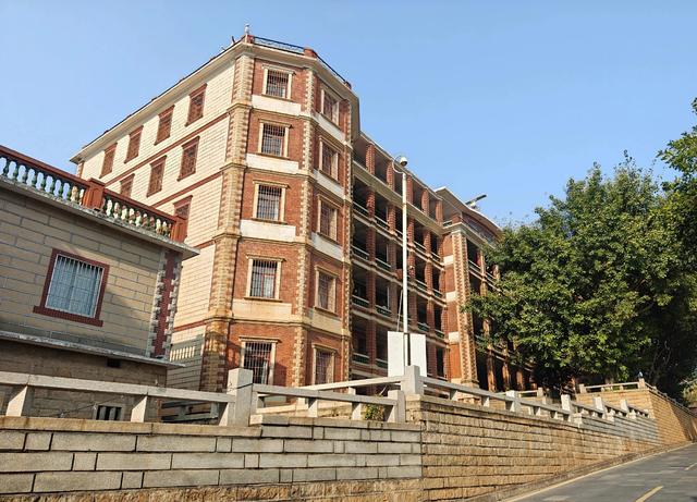 厦门地铁一号线，可以欣赏绝美海景和日落，拍照很出片