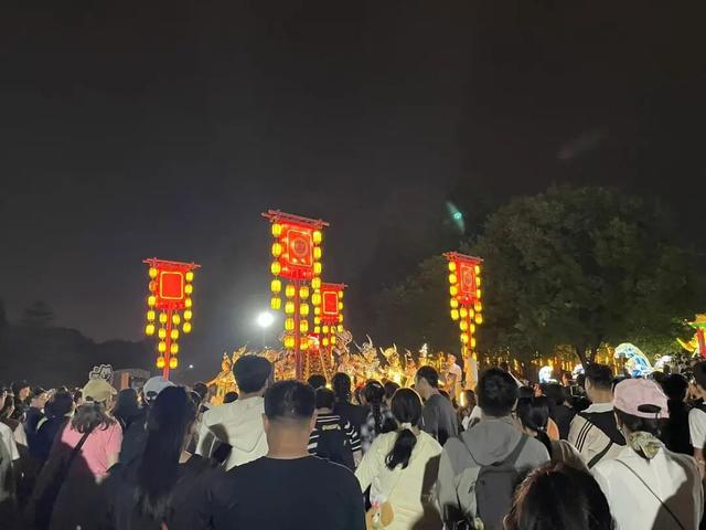假期结束倒计时！来世界花卉大观园，相约“花火之梦”、苗侗风情巡游！