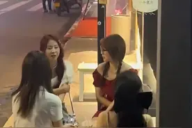 四位小姐姐门口聊天颜值超高，看呆了路对面的男生图片