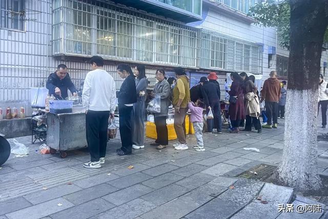 傍晚偶遇社区边的小小美食街,好几个摊位前都排着长队