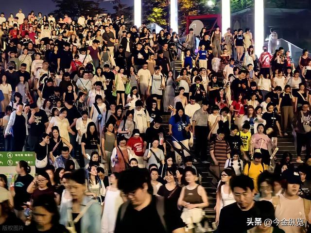 40万人狂砸30亿！演唱会不止卖票，城市该如何接住流量转化为增量
