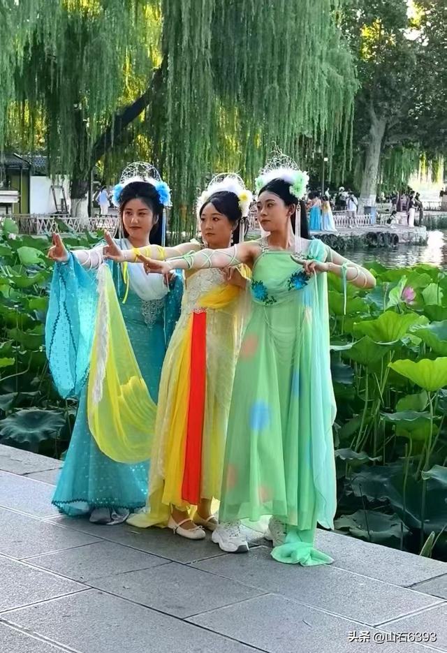 《雨荷厅畔荷香美女乐》～新华社原军事记者陶俊峰泉城大明湖美拍