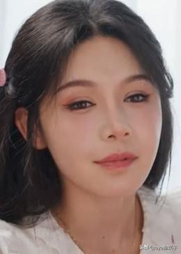 短剧也被丑女攻陷，小鸡嘴、绿豆眼、满脸科技，长相平平却吹上天