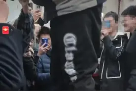 武汉一高校老师课堂演示“催眠术”视频火了，被催眠学生身体僵硬，人踩在身上都没有反应图片