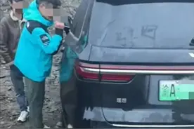 一家三口出游突遭暴雨冰雹，4000米海拔手机信号弱车门打不开，车主无奈砸窗，理想客服回应图片