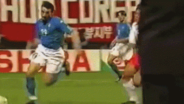 2002年世界杯，韩国队连黑意大利西班牙！诠释了何为韩国体育精神