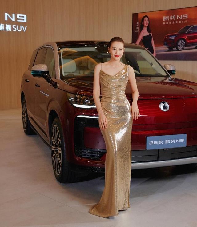 高圆圆太丰满了，穿紧身裙都兜不住好身材，我感慨赵又廷真会选人