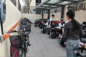 14栋楼只有一个小车棚，居民：充电全靠提前谋划！图片