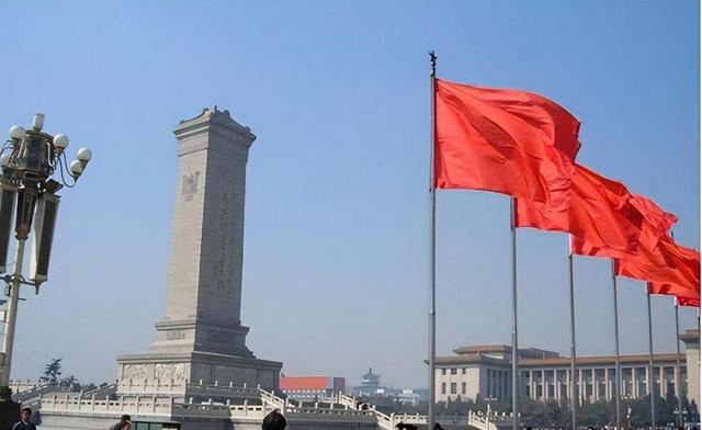 为什么毛泽东不允许英雄纪念碑碑文中提及“中国共产党”？