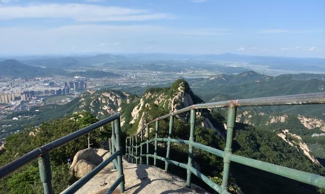 辽宁凤凰山：51岁男子坐栏杆拍照坠崖，妻子全程目睹崩溃呼救