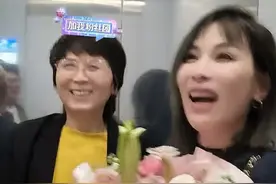 瑾汐一家机场接二姐送鲜花 10万网友在线云接机 瑾汐透露三孩子近况图片