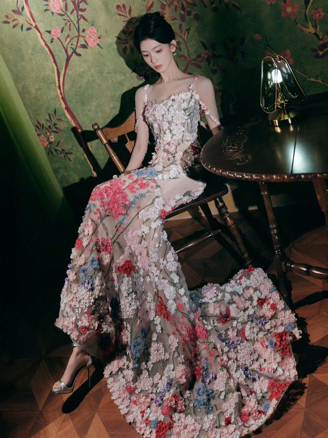 身穿花裙 风情万种的陈瑶