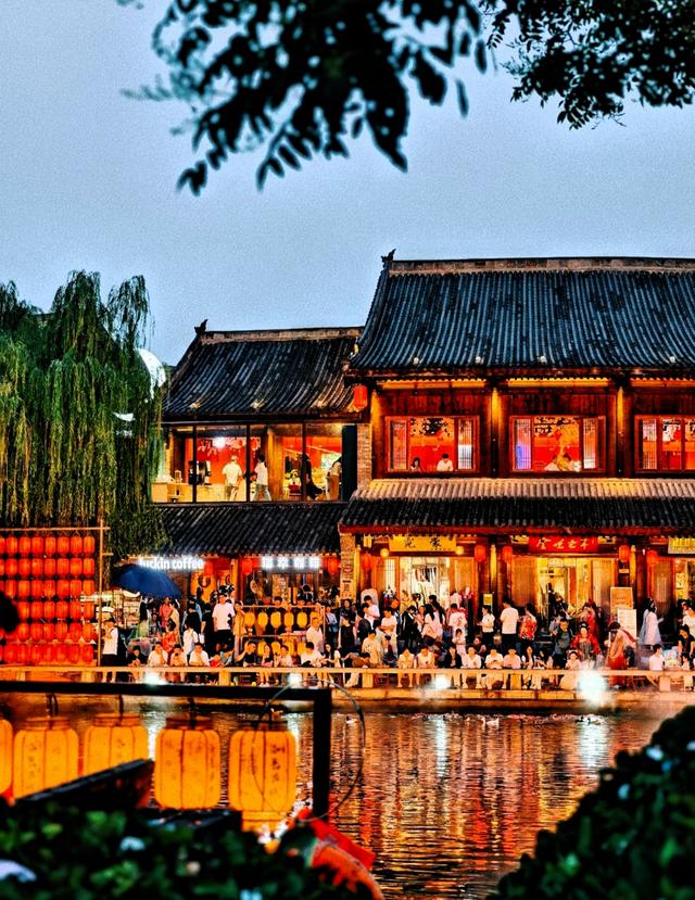 洛阳“天女散花”美上热搜，现场游客挤爆古城！