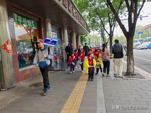 从中国美术馆出来，钻胡同，一路逛到王府井大街