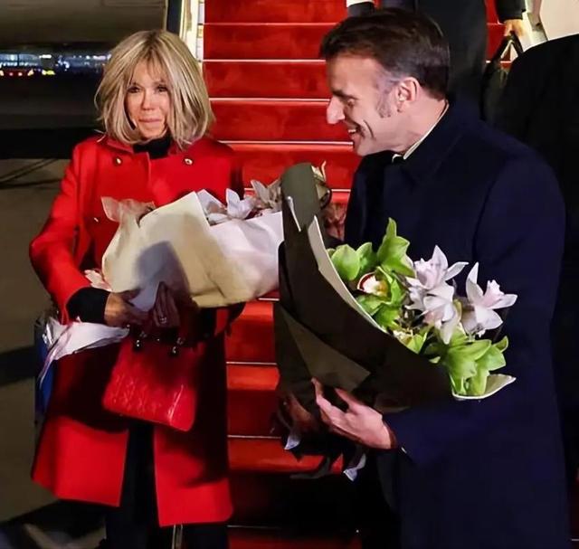 72岁布里吉特真洋气，红大衣配高跟鞋美翻了，挽着马克龙胳膊好甜