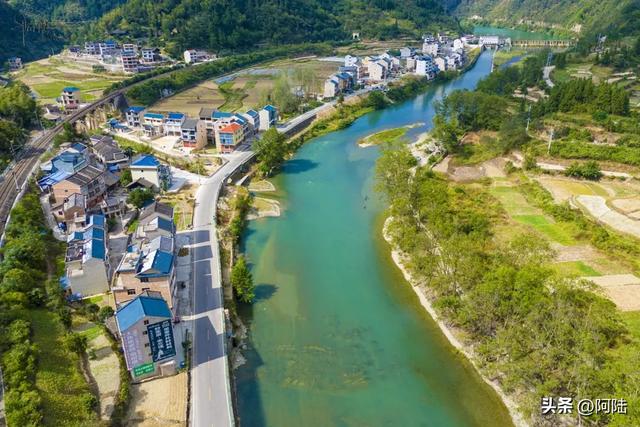 三门滩离镇远古城不远，㵲阳河畔常见当地人垂钓、游泳和露营