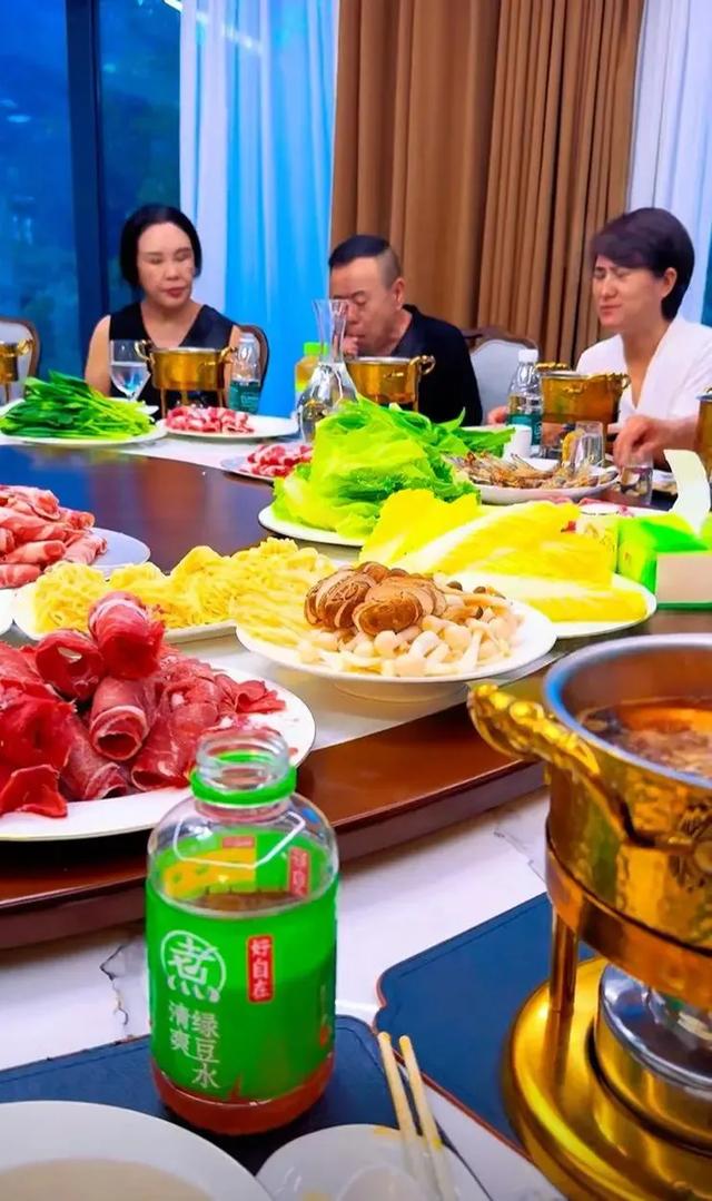 潘长江一家北京别墅宴客，餐厅大得像会所，杨云现身肿到认不出