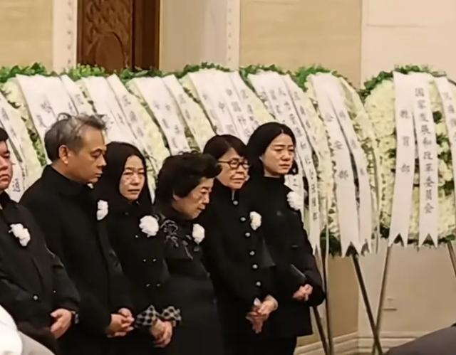 杨振宁遗体告别现场：身上覆盖国旗，翁帆哭成泪人，子女全部现身