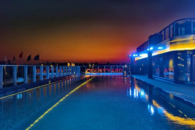 厦门这家新开业的万怡，泳池堪比W！就在五缘湾对面，海景绝了