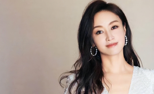 被传是陈坤儿子生母，离开央视的赵子琪，走上了另外一条道路