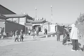 690.38万人 去年五台山游客创新高图片