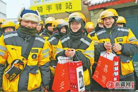 外卖小哥建筑工人收到工会暖心礼图片