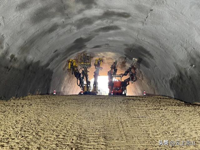 会禄高速最新动态：柳隧道右洞顺利贯通！