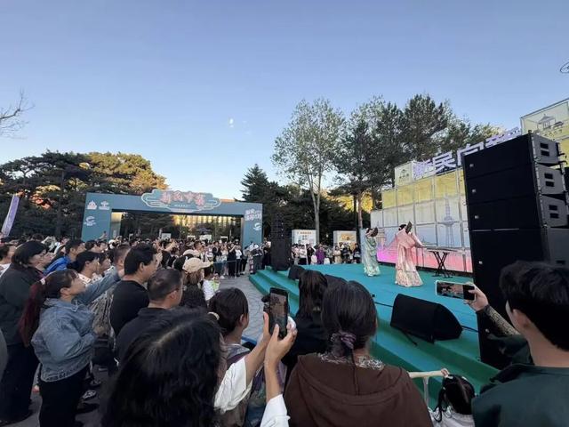 在新民大街，我被360°的快乐和人潮“包围”了！