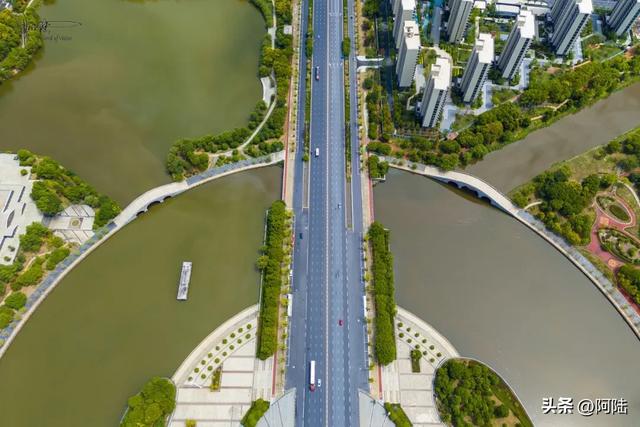 33度的丰水湖公园空寂无人，能直达的公交车线路多得令人惊讶