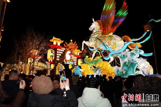 敦煌灯会点亮冬春文旅消费新引擎