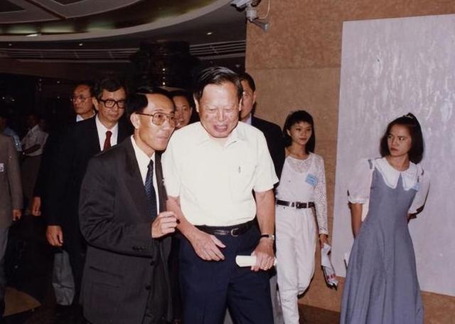 2021年，99岁杨振宁与72岁岳母罕见出镜，北京家中留影，翁帆胖了