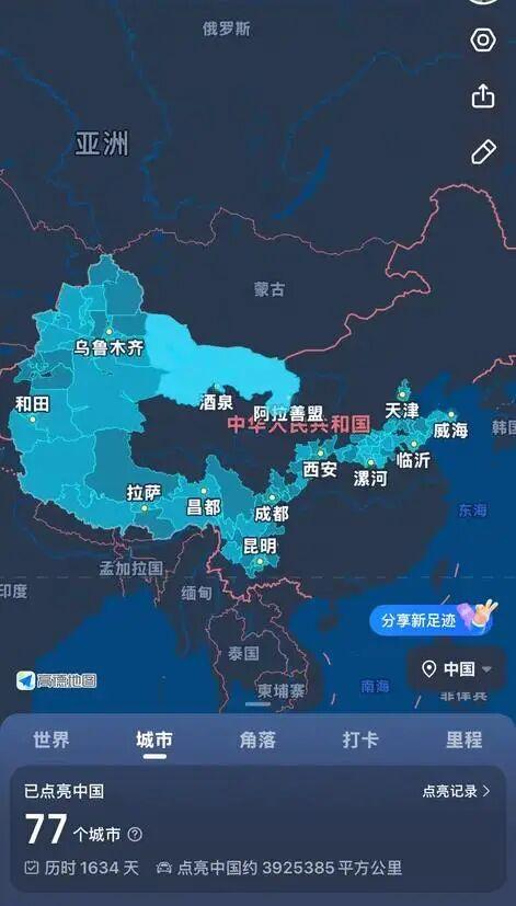 新疆小伙摩旅骑行3500公里去郑州高校报到，他曾休学入伍去年重返校园，每次骑行都会在车身悬挂国旗