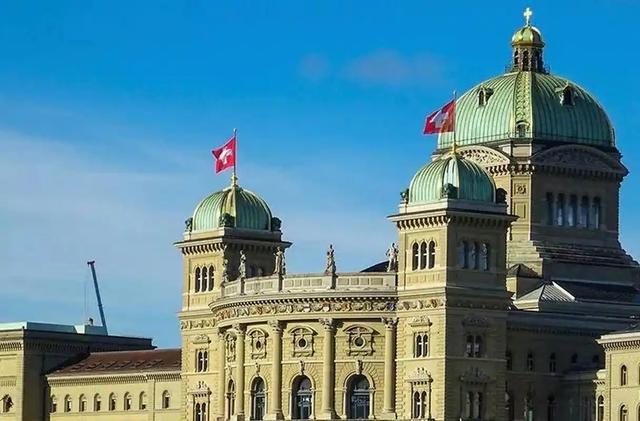 特朗普收下这份"黄金大礼"后:瑞士关税一夜降24%,背后真相惊人