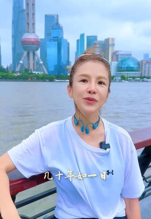 朱迅：谈跑步给自己的最大好处是52岁依然“敢素颜面对”