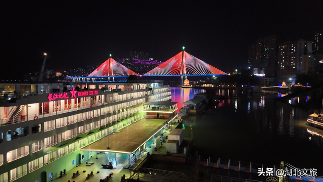 星光为幕，300余名海内外游客乘“长江记忆”号赴三峡之约