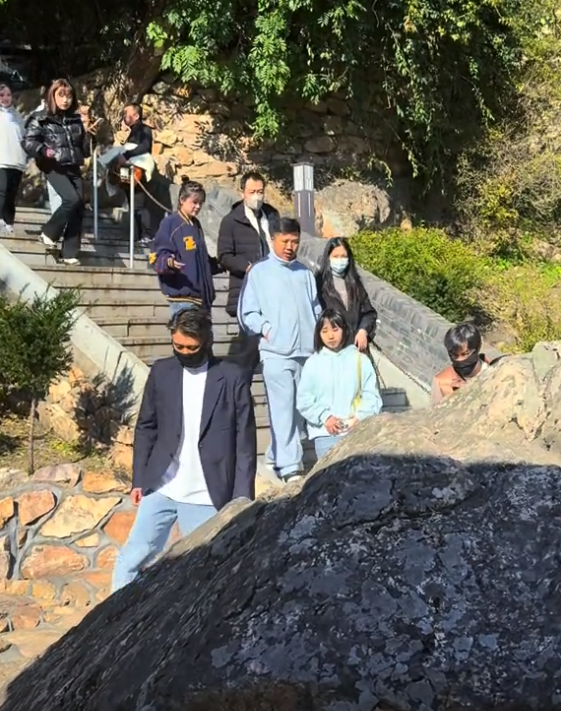 朱媛媛去世5个月后，辛柏青和李乃文现身大孤山，整个人憔悴好多
