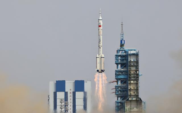 神舟二十飞船遭撞击，太空碎片威胁升级，航天员如何平安回地球？