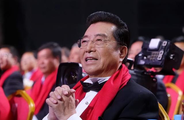 钱再多有什么用？87岁李双江一家4口的现状，给所有男人提了个醒