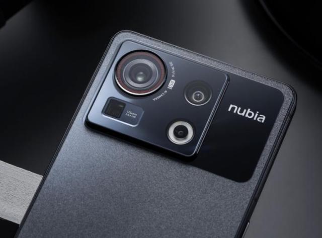 努比亚Z40S Pro：直屏时代的棱角美学典范