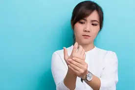 早上起床后，双手发胀，五指握不拢，但过会又好了，这是怎么了？图片