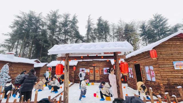 成都青羊非遗博览园"下雪"啦！6000㎡冰雪乐园实现家门口玩雪自由