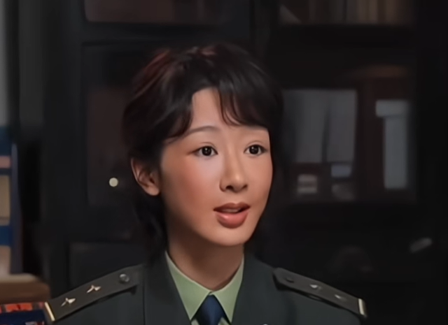 用力过猛？31岁杨紫面相变了	，走上“不归路”，张艺谋的话应验了