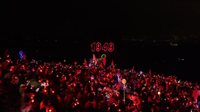 贺兰山滚钟口：游客在阅山河中歌唱祖国