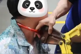 甘肃白银：男子和朋友玩闹时，将U型锁戴在脖子上，结果钥匙不见了，无奈上门求助消防图片