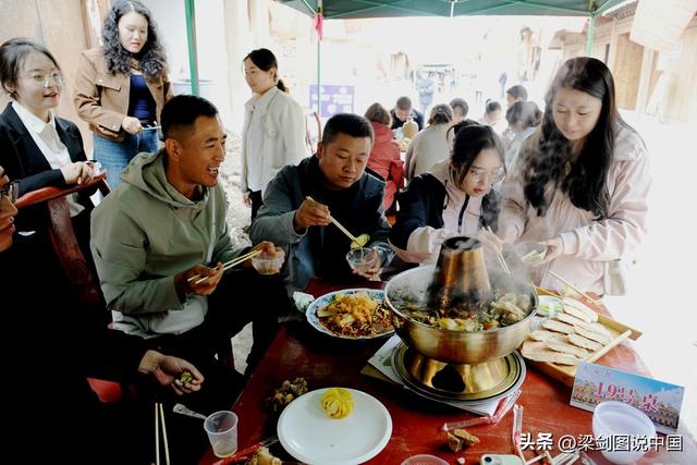 甘肃省陇南市宕昌县，哈达铺镇红军长征经过90周年纪念盛世。