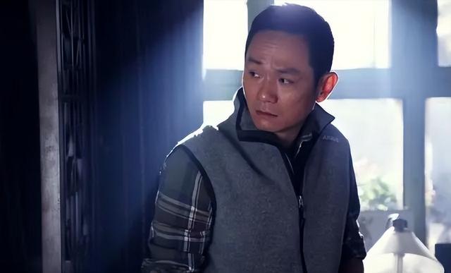 15年前，在妻子葬礼上哭到昏过去的果靖霖，如今过得怎么样了？