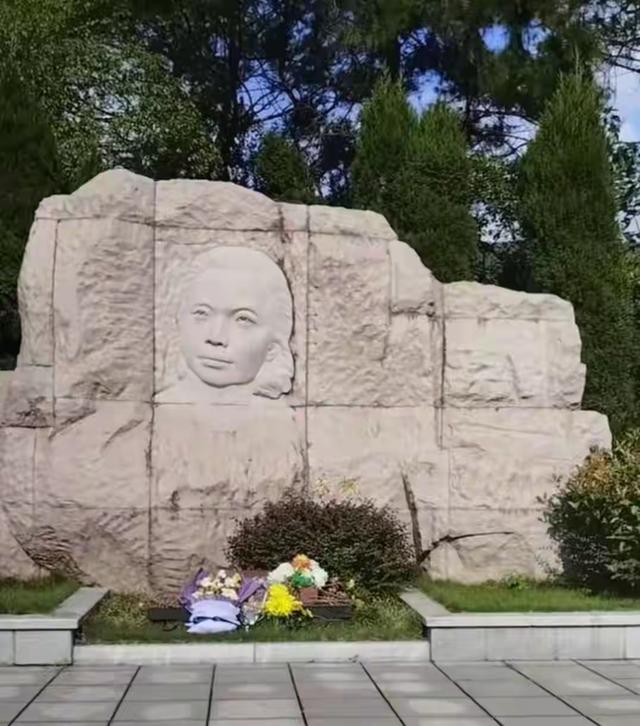 沉默的荣耀》播完后，吴石墓前鲜花成海，朱枫墓地却冷冷清清