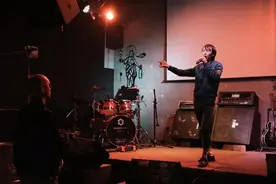 庞麦郎巡演上海站400张票售罄后现黄牛票，观众：笨拙但真诚图片